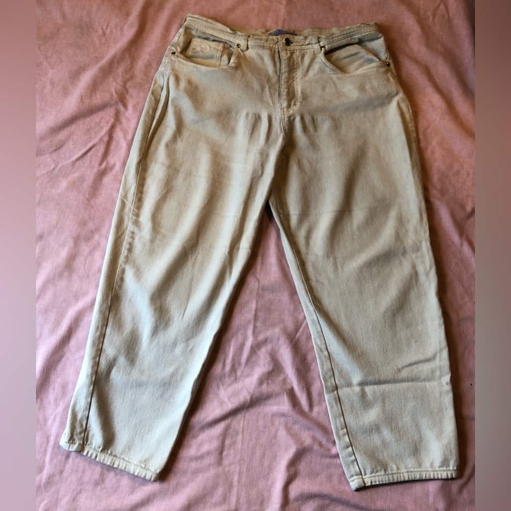 Women’s Gloria Vanderbilt white stretch denim jeans